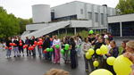 Schüler/-innen auf dem Pausenplatz mit farbigen Ballonen