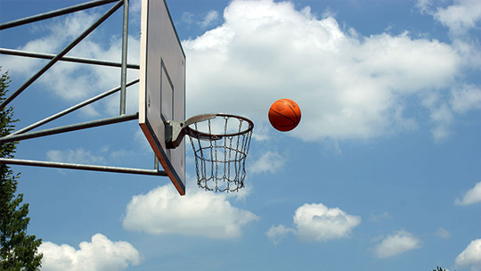 Basketballkorb mit fliegendem Ball